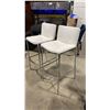 Image 5 : PAIR OF WHITE PADDED CHROME METAL FRAMED BAR CHAIRS 31"H