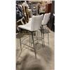 Image 3 : PAIR OF WHITE PADDED CHROME METAL FRAMED BAR CHAIRS 31"H