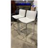 Image 2 : PAIR OF WHITE PADDED CHROME METAL FRAMED BAR CHAIRS 31"H