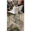 Image 3 : PAIR OF WHITE PADDED CHROME METAL FRAMED BAR CHAIRS 31"H