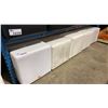 Image 3 : SHELF OF 10 WHITE VINYL COMMERCIAL EVENT DISPLAY CUBES / OTTOMANS