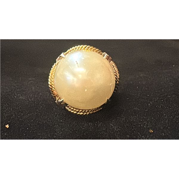 APPROX 14K LADIES RING SET WITH IMITATION PEARL (14.3G)