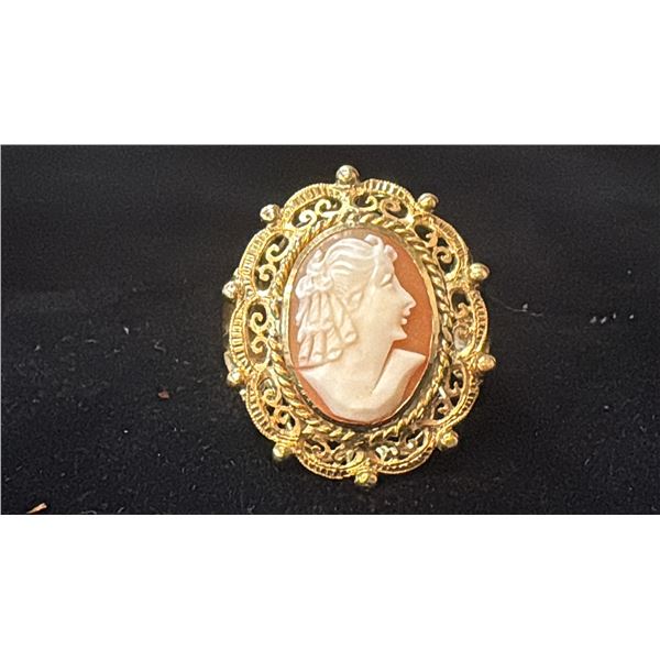 APPROX 14K LADIES RING WITH SHELL CAMEO (8.2G)