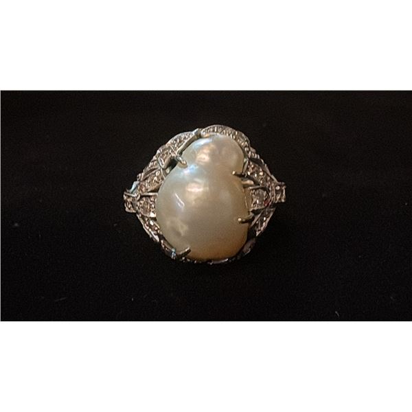 APPROX 10K LADIES RING SET WITH PEARL AND DIAMONDS (.015-.04CT, 8.2G)