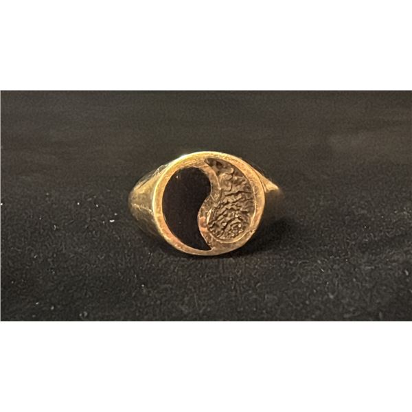 APPROX 14K LADIES RING WITH YIN & YANG MOTIF (4G)