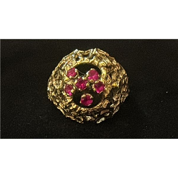 APPROX 10K LADIES RING SET WITH RED STONES (5.4G)