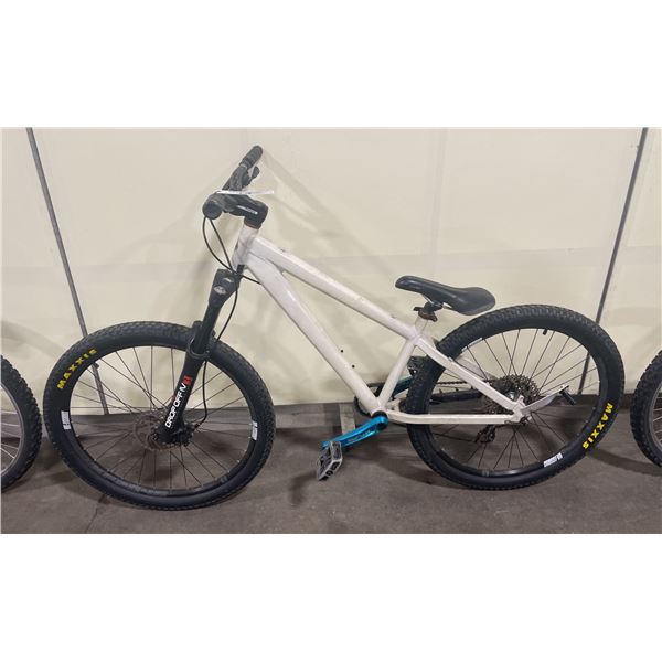 WHITE NO NAME 9 SPEED FRONT SUSPENSION MOUNTAIN BIKE