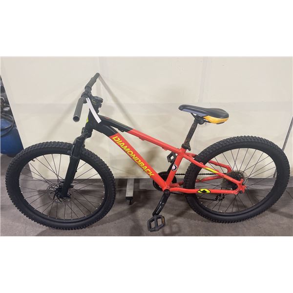 2 BIKES: DIAMONDBACK ORANGE 7 SPEED FRONT SUSPENSION MOUNTAIN BIKE, RALEIGH SPORTS GREY 21 SPEED