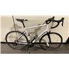 Image 2 : SPECIALIZED WHITE 18 SPEED TOURING BIKE