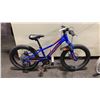 Image 2 : SPECIALIZED BLUE YOUTH BIKE 7 SPEED FRONT SUSPENSION MOUNTAIN BIKE WITH FULL DISC BRAKES