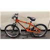 Image 2 : 2 YOUTH BIKES: KONA MAKENA ORANGE 6 SPEED FRONT SUSPENSION MOUNTAIN BIKE & MOVELO GREEN SINGLE
