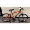 Image 3 : 2 YOUTH BIKES: KONA MAKENA ORANGE 6 SPEED FRONT SUSPENSION MOUNTAIN BIKE & MOVELO GREEN SINGLE