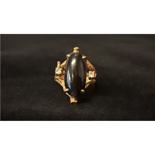 APPROX 14K LADIES RING SET WITH BLACK AND WHITE STONES (4.3G)