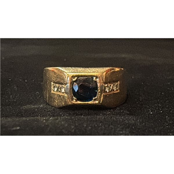 APPROX 10K MENS RING SET WITH SAPPHIRE & DIAMONDS (8.2G)