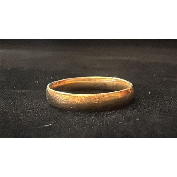 APPROX 10K MENS WEDDING RING (3.9G)