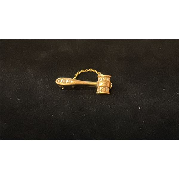 APPROX 10K BROOCH SET WITH IMITATION PEARLS (1.4G)