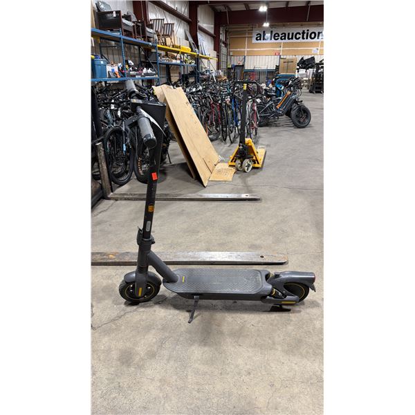 NINEBOT MAX BLACK ELECTRIC SCOOTER *NO KEYS, NO CHARGER, DOES NOT TURN ON*