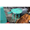 Image 1 : TEAL 22"W ROUND TABLE AND 40" X 20" COFFEE TABLE