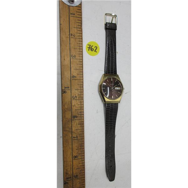 VINTAGE SEIKO 7123-8149 QTZ WATCH, DAY/DATE @3, NEW BAT, RUNS