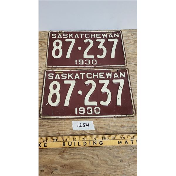 (2) Sask Set 1930 License Plates 87-237