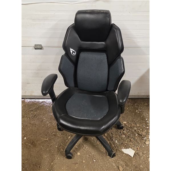 Gaming chair with adjustable height