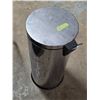 Image 1 : Trash can