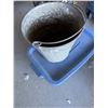 Image 1 : Metal Bucket