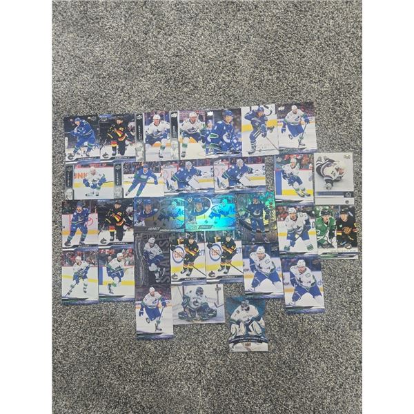 Vancouver Canucks Xmas Hockey Card Lot (31 cards)