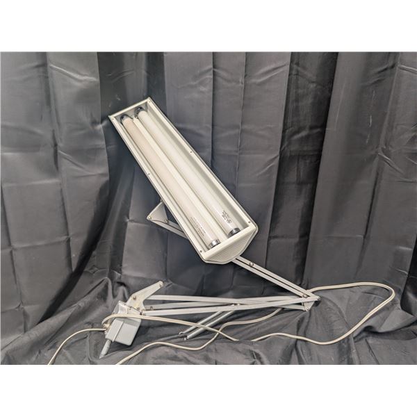 Fluorescent Lamp Volts=115 Cycles=60 Watts=2-15 (Works)