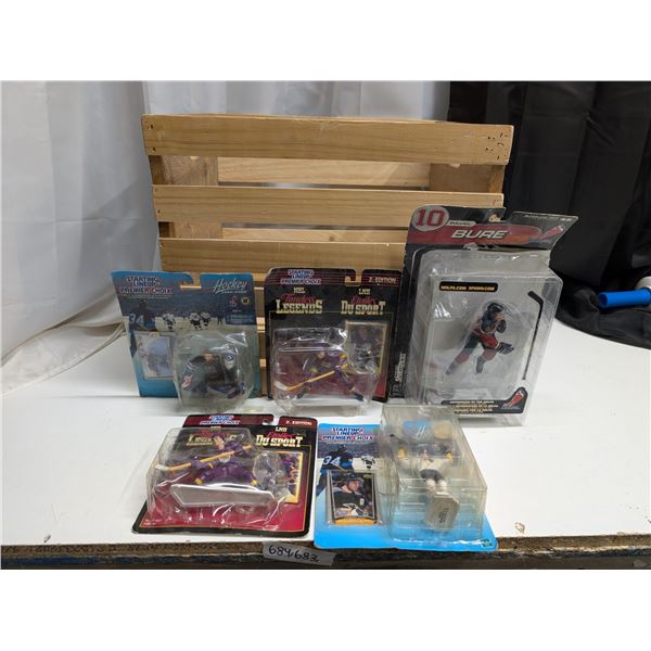 Wood Crate w/ Starting line up Figures w/ original Boxes