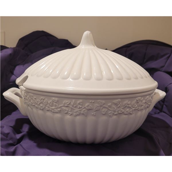Large serving tureen with lid - made in Italy - perfect condition