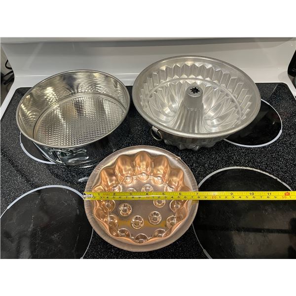 Cake and Jell-O pans and Tupperware9 in. springform cake pan 7 in. Jell-O mold 9 in. Aluminum Bundt 