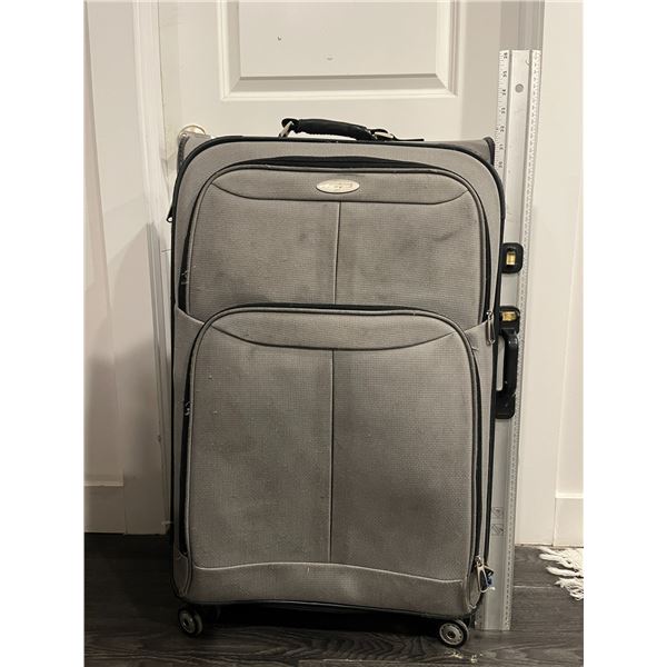 Suitcase 32 x 20 x 13 - All zippers and wheels work