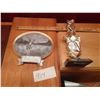 Image 2 : Lot # 914 Pair of vintage golf trophies: a detailed silver-tone relief plaque depicting a golfer mid