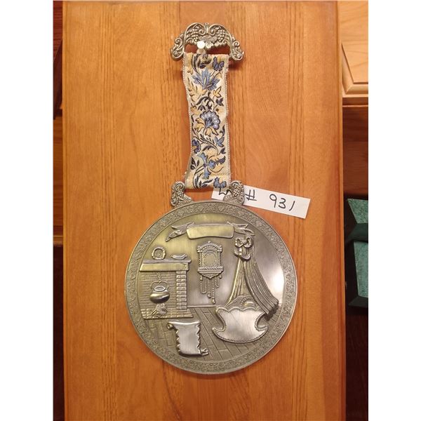 Lot # 931 Vintage-Style Wall Plaque – Fireside Scene, New Old Stock (NOS), never hung. Pris