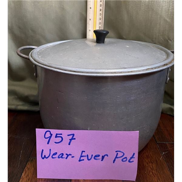Wear-Ever No. 964 A. G. Ltd.  Aluminum Pot with lid.  Made in Canada.  6” tall and 9[x=#822