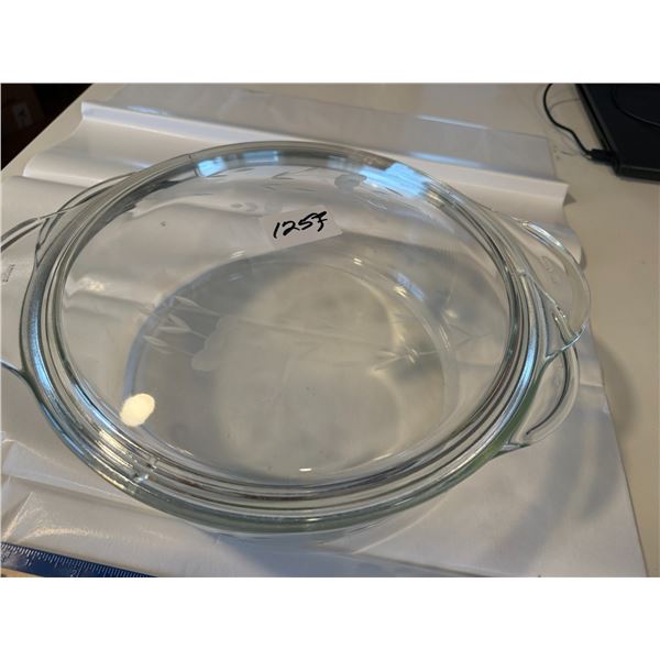 1257  casserole dish with lid