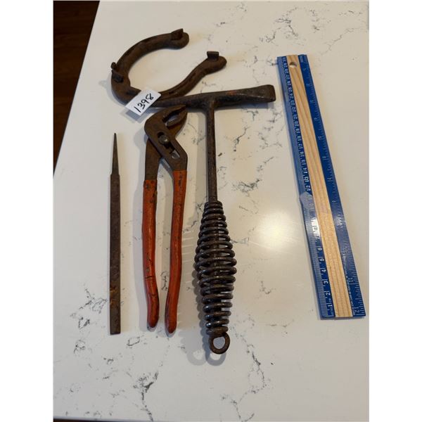1398 old horeshoe & tools