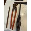 Image 3 : 1398 old horeshoe & tools
