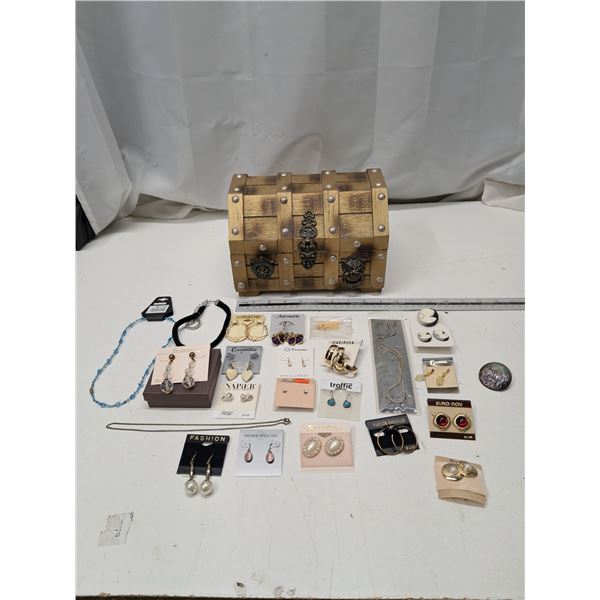 "rustic jewlery box + jewlery"