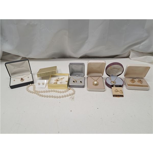 "jewlery + oeiginal boxes"