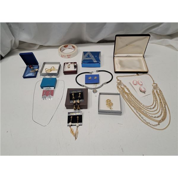 "assorted jewlery + boxes"