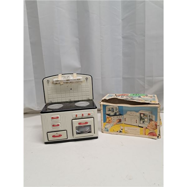 (Rare) tinplate for kitchen stove range stove w/ pot + kettle plus box (west Germany) 9” lo