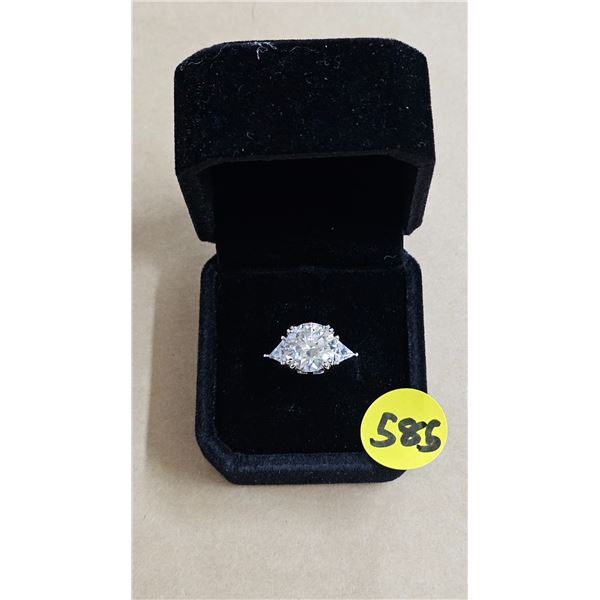#585-5.00 CT GRA CERTIFIED ROUND BRILLIANT CUT MOISSANITE STONE VVS D COLOR SET IN CENTER WITH TRIAN