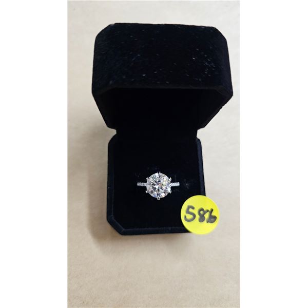 #586-5.00 CT GRA CERTIFIED ROUND BRILLIANT CUT MOISSANITE STONE VVS D COLOR SET IN CENTER WITH 14 RO