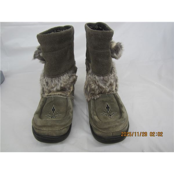 899. Child's Manitobah Mukluks Good Condition