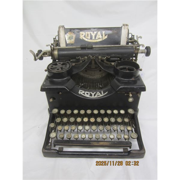 902. Early 1900's Royal 10 Hi End Typewriter Just Like in Stepen King Movie Misery Hard to Find Item