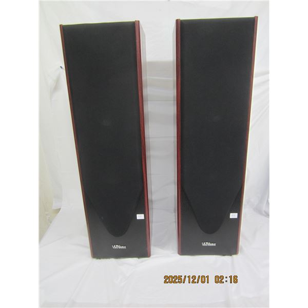 913. Pair of Ultra Linear Tower Speakers Like New Condition 32 inches Tall 9 inches Wide 12 inches D