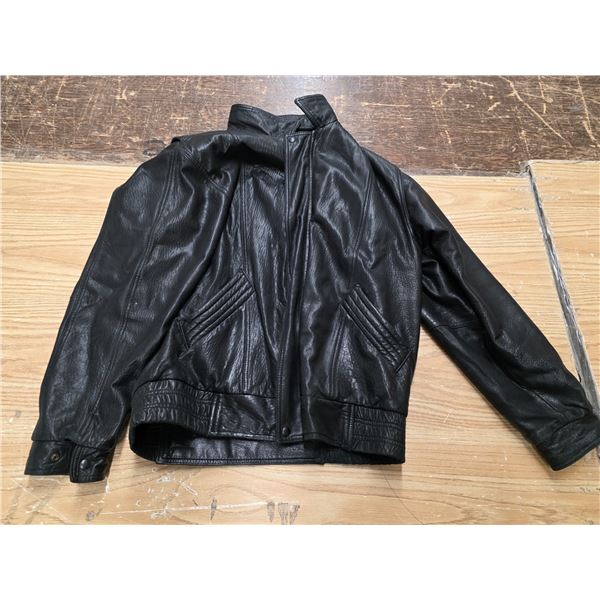 Black leather jacket. Good condition. Size 42T.
