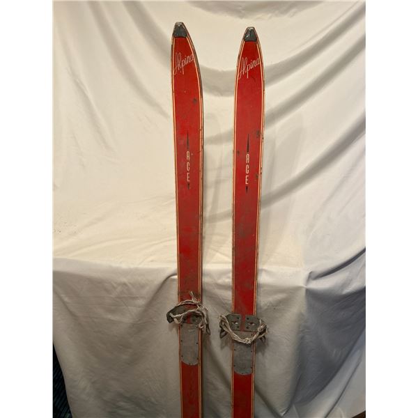 Ace Arlin's wooden Vintage Skiis